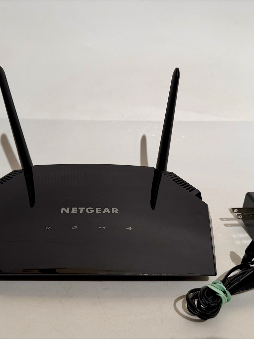 NETGEAR - R6260 - AC1600 Wireless Dual-Band Gigabit Wifi Router - Picture 2 of 8